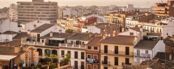 Vista panorámica de ciudad española con edificios residenciales mediterráneos y tejados de terracota