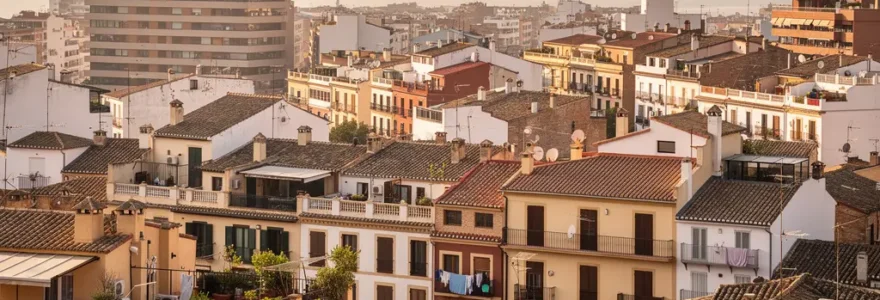 Vista panorámica de ciudad española con edificios residenciales mediterráneos y tejados de terracota