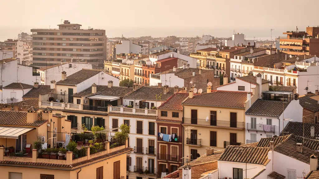 Vista panorámica de ciudad española con edificios residenciales mediterráneos y tejados de terracota